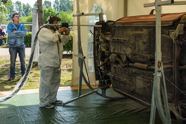 Reparateur toont het apparaat voor het reinigen van het autolichaam tegen corrosie — Stockfoto