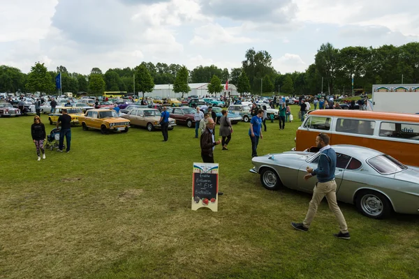 Varios coches antiguos, en el campo de la exposición . — Foto de Stock