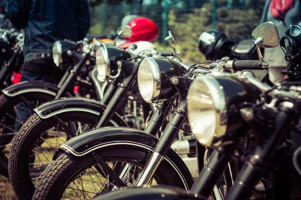 Винтажные мотоциклы стоят в ряд — стоковое фото