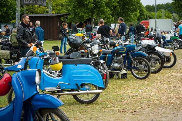 Various vintage motorcycles, mopeds and scooters on an exhibition field — Stock Photo, Image