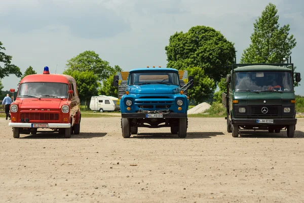 Commerciële vrachtwagens ford transit (links), een populaire Sovjet-vrachtwagen zil-130 (midden), mercedes-benz t2 (rechts) — Stockfoto