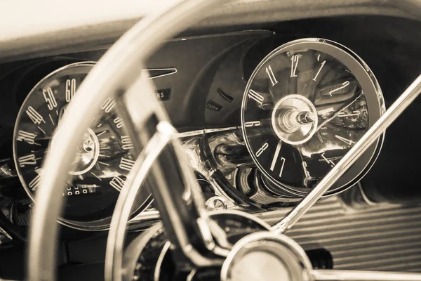 Le tableau de bord d'une voiture de luxe personnelle Ford Thunderbird (troisième génération ) — Photo