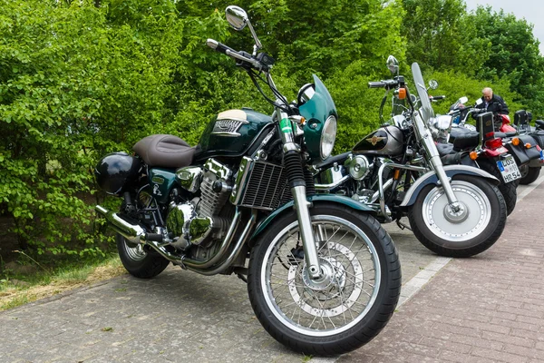 Motocykle triumph thunderbird (w planie) i harley-davidson fat boy (w tle). — Zdjęcie stockowe