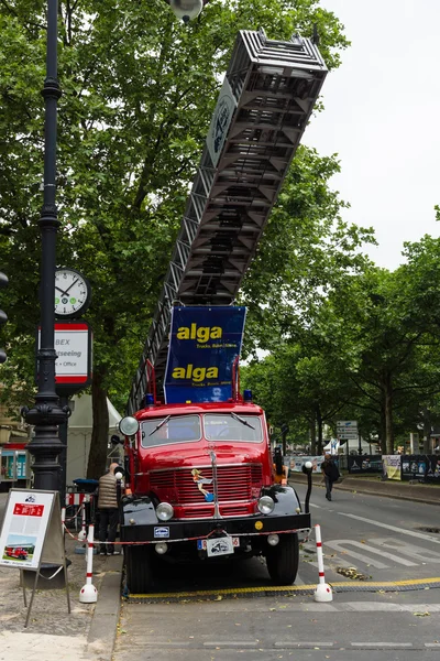 Fire engine with turntable ladder Krupp Tiger, 1956. The Classic Days on Kurfuerstendamm. — Zdjęcie stockowe