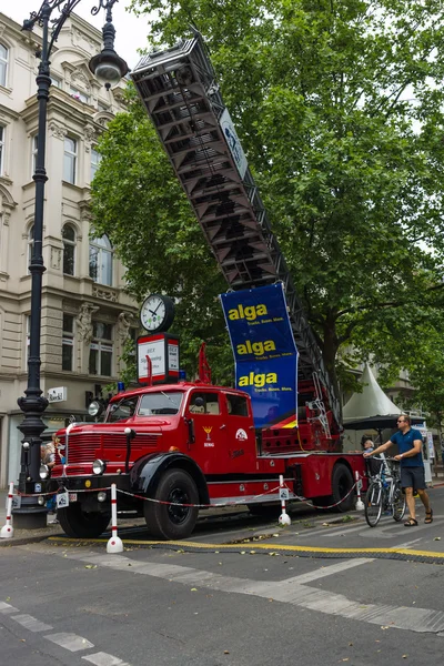 Motor de bombeiros com escada giratória Krupp Tiger, 1956. Os Dias Clássicos em Kurfuerstendamm . — Fotografia de Stock