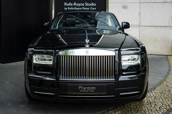 Voiture de luxe Rolls-Royce Phantom Drophead Coupe (depuis 2007). Les journées classiques sur Kurfuerstendamm . — Photo
