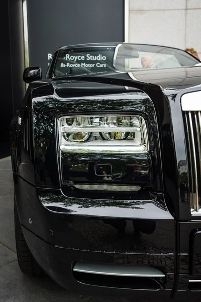 Fragmento del coche de lujo Rolls-Royce Phantom Drophead Coupe (desde 2007). Los días clásicos en Kurfuerstendamm . —  Fotos de Stock