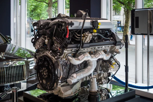 Motore V12 DOHC (BMW N73) della Rolls-Royce. Bianco e nero. Le giornate classiche sul Kurfuerstendamm . — Foto Stock