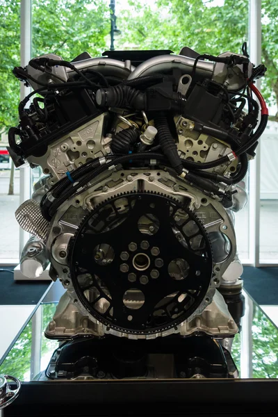 Engine V12 DOHC (BMW N73) of the Rolls-Royce. The Classic Days on Kurfuerstendamm. — 图库照片