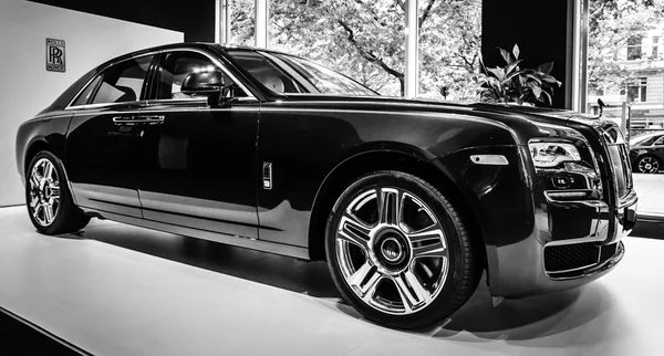 Coche de lujo de tamaño completo Rolls-Royce Ghost (desde 2010). Blanco y negro. Los días clásicos en Kurfuerstendamm . —  Fotos de Stock