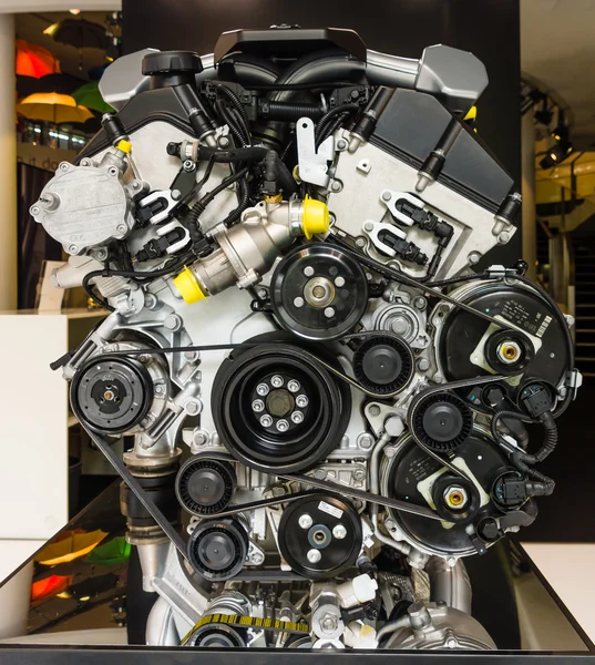 Motor V12 DOHC (BMW N73) del Rolls-Royce. Los días clásicos en Kurfuerstendamm . — Foto de Stock