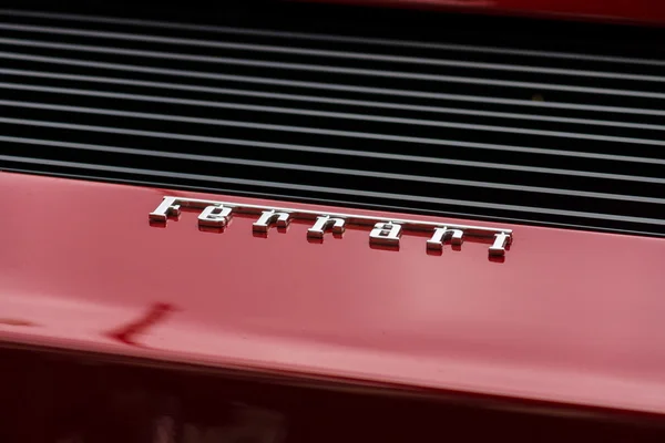 Emblem des Sportwagens Ferrari Testarossa (Typ f110). Die klassischen Tage am Kurfürstendamm. — Stockfoto