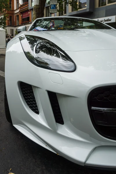 Fragmento do carro esportivo Jaguar F-Type V8S Convertible (desde 2013). Os Dias Clássicos em Kurfuerstendamm . — Fotografia de Stock