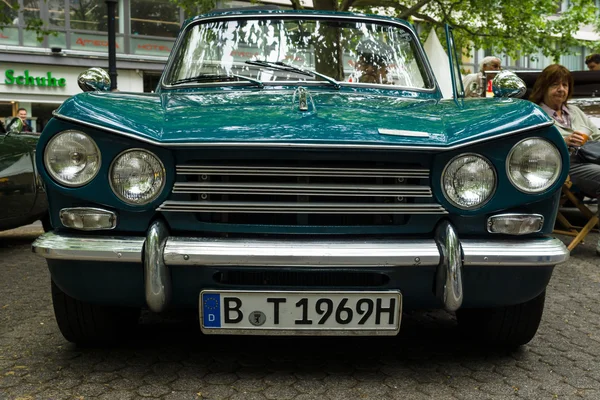 Compact six-cylinder car Triumph Vitesse. The Classic Days on Kurfuerstendamm. — Stock Photo, Image