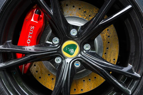 Le disque de frein avant de la voiture de sport Lotus Exige S Coupe. Les journées classiques sur Kurfuerstendamm . — Photo