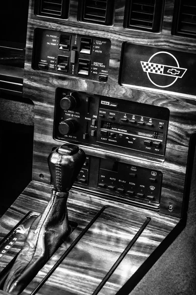 Shift knob of a sports car Chevrolet Corvette (C4) Targa, 1988. Black and white. The Classic Days on Kurfuerstendamm. — 스톡 사진