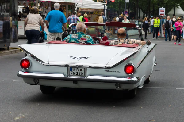 Full-size car Buick LeSabre convertible, 1959. Rear view. The Classic Days on Kurfuerstendamm. — Stockfoto