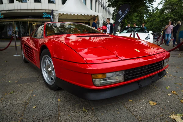 Coche deportivo Ferrari Testarossa (Tipo F110). Los días clásicos en Kurfuerstendamm . — Foto de Stock