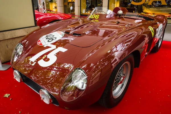 Carro esportivo Ferrari 500 TR, 1956. Os Dias Clássicos em Kurfuerstendamm . — Fotografia de Stock