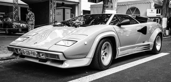 Luxo carro esporte Lamborghini Countach 5000 Quattrovalvole. Os Dias Clássicos em Kurfuerstendamm . — Fotografia de Stock