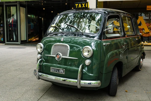 Mini mpv fiat 600 multipla. Die klassischen Tage am Kurfürstendamm. — Stockfoto