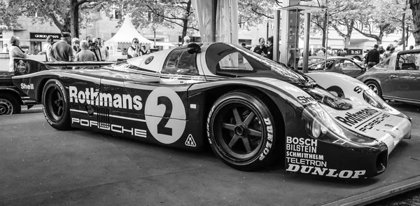 Coche de carreras Porsche 956 diseñado por Norbert Singer, 1982. Blanco y negro. Los días clásicos en Kurfuerstendamm . — Foto de Stock