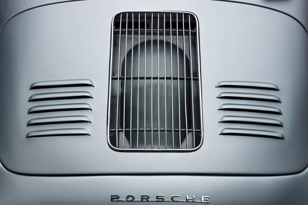 Respiraderos de aire del compartimento del motor de un automóvil deportivo Porsche 356 Speedster. Los días clásicos en Kurfuerstendamm . — Foto de Stock