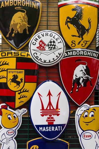 Contesto di vari emblemi di varie marche automobilistiche che producono auto sportive. Le giornate classiche sul Kurfuerstendamm . — Foto Stock