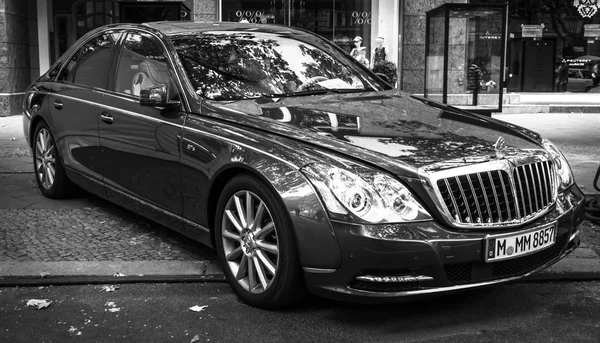 Full-size luxury car Maybach 57. Black and white. The Classic Days on Kurfuerstendamm. — Stock Photo, Image