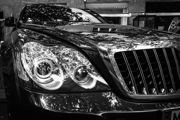 Frammento di un'auto di lusso a grandezza naturale Maybach 57. Bianco e nero. Le giornate classiche sul Kurfuerstendamm . — Foto Stock