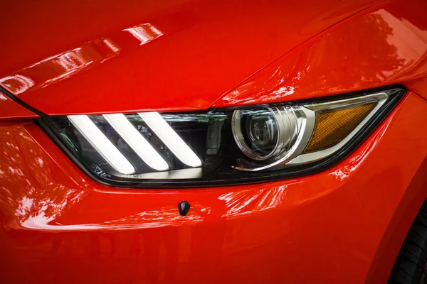 Farol de um carro de pônei Ford Mustang 50th Anniversary Edition, 2015. Os Dias Clássicos em Kurfuerstendamm . — Fotografia de Stock