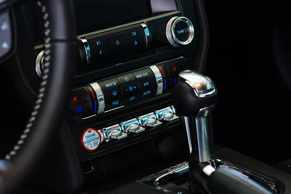 Приборная панель автомобиля Ford Mustang 50-го поколения, 2015 год. Классические дни на Курфюрстенде . — стоковое фото