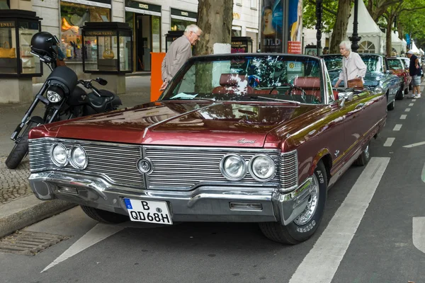 Luxury car Chrysler Imperial Convertible, 1968. The Classic Days on Kurfuerstendamm. — 图库照片