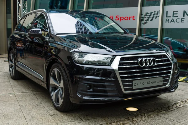 Suv crossover di lusso full-size Audi Q7 3.0 TDI quattro. Le giornate classiche sul Kurfuerstendamm . — Foto Stock