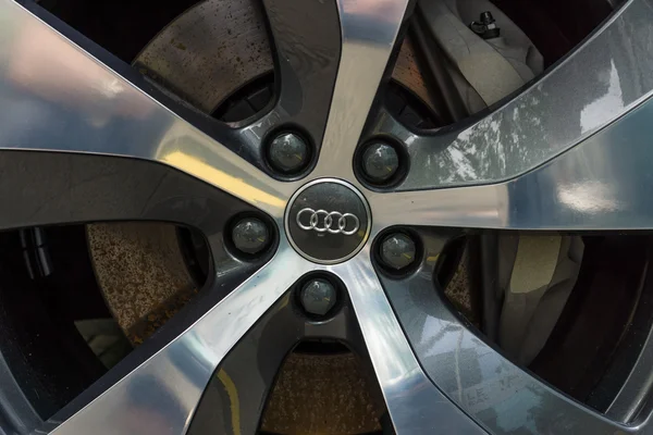 Передняя тормозная система полноразмерного роскошного кроссовера Audi Q7 3.0 TDI quattro. Классические дни на Курфюрстенде . — стоковое фото
