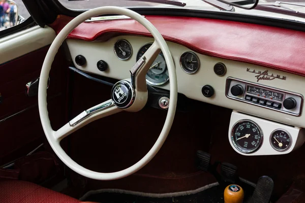 Cabine de um carro esportivo Volkswagen Karmann Ghia. Os Dias Clássicos em Kurfuerstendamm . — Fotografia de Stock