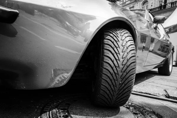 Fragment of a sports car Bitter Diplomat CD, 1974. Black and white. The Classic Days on Kurfuerstendamm. — Stock Photo, Image