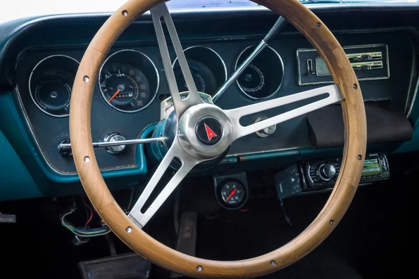 Cabina de un coche mediano Pontiac Tempest, 1967. Los días clásicos en Kurfuerstendamm . —  Fotos de Stock