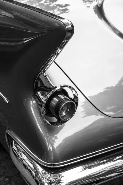 Parada de un coche de lujo Imperial Custom Southampton de 4 puertas, 1961. Blanco y negro. Los días clásicos en Kurfuerstendamm . — Foto de Stock