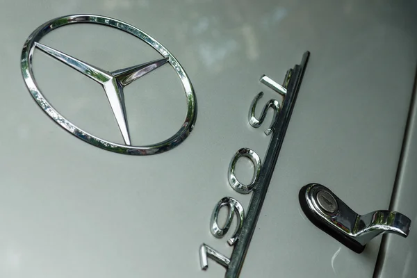 O logotipo de um carro esportivo Mercedes-Benz SL190. Os Dias Clássicos em Kurfuerstendamm . — Fotografia de Stock