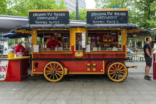 Mobiele cafetaria's in de vorm van oude wagen aan de beroemde winkelstraat van West-Berlijn - Kurfuerstendamm. — Stockfoto