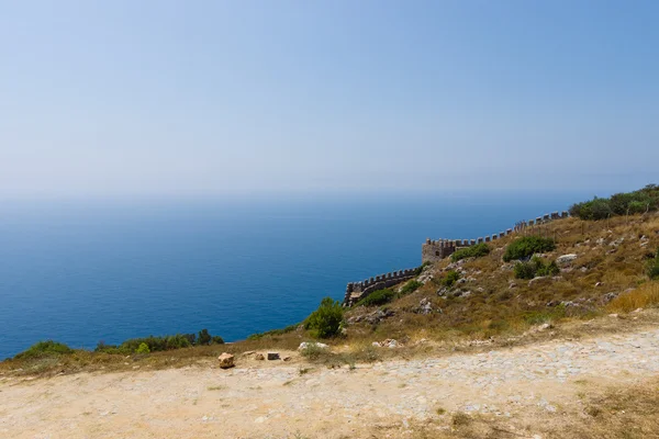 Il mare, il cielo e le rovine del vecchio muro difensivo . — Foto Stock