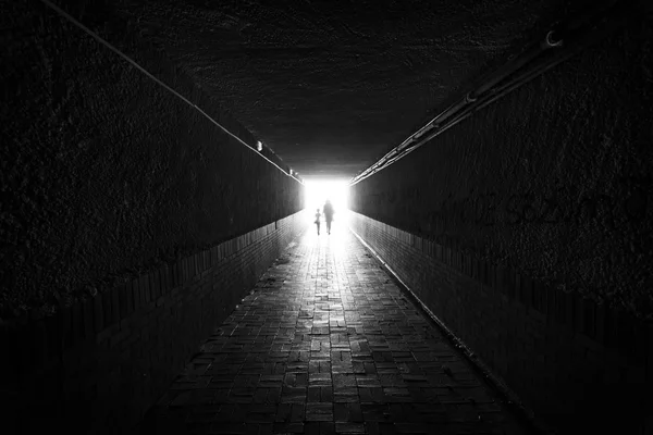 Människor går genom tunneln. — Stockfoto