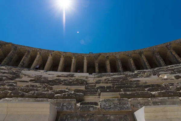 O antigo teatro romano. O brilho do sol. A província de Antalya. Costa mediterrânica da Turquia . — Fotografia de Stock