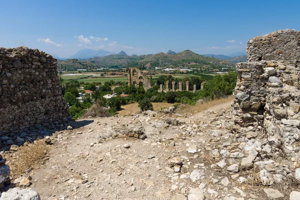 Ancient ruins of Aspendos. In the background the aqueduct. Turkey. — Stok fotoğraf