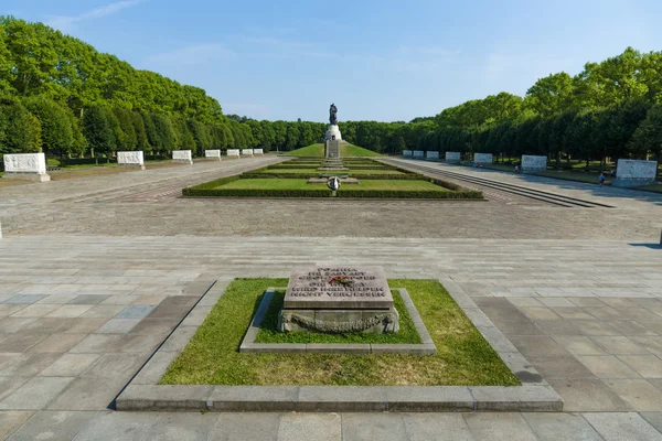 Советский военный мемориал в Трептов-парке. Берлин . — стоковое фото