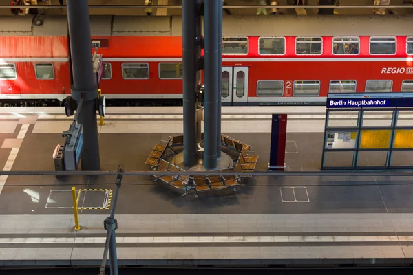 Berlin centralstationen. Ovansida av plattformen. Centralstationen i Berlin - den största och moderna järnvägsstationen i Europa. — Stockfoto