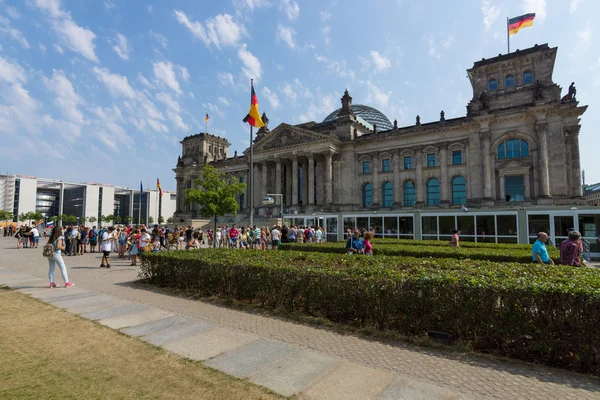 Turistas em frente ao parlamento alemão - o Reichstag . — Fotografia de Stock