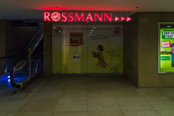 Aanwijzer winkel Rossmann. Rossmann is een grootste keten van apotheek in Duitsland. — Stockfoto