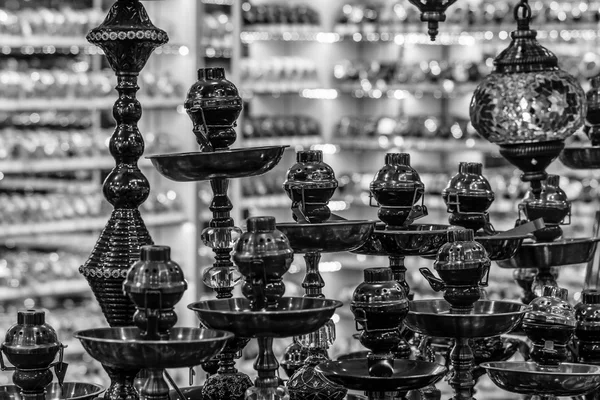 Prodej vodní dýmka. Turecký obchod. Černá a bílá. — Stock fotografie